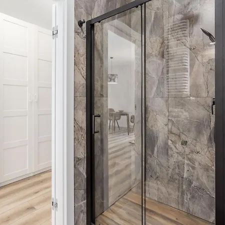 Enjoy! Mokotow Konstruktorska * Warschau